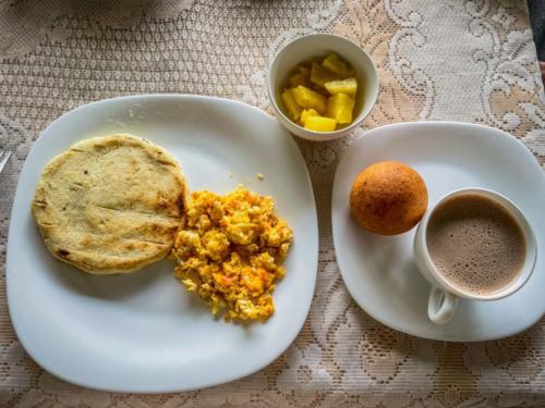 Petit-déjeuner colombien avec arepas